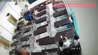 2 em học sinh lén chịch nhau trong lớp sau lưng bạn