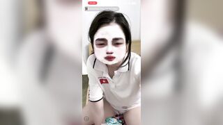 nhỏ này dâm quá, ngồi live mà k mặc đồ lót lộ hết khe với núm 2