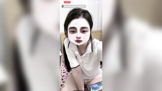 nhỏ này dâm quá, ngồi live mà k mặc đồ lót lộ hết khe với núm 2