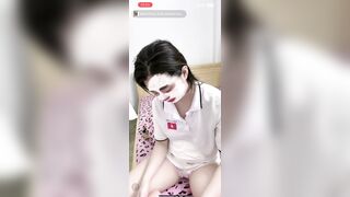 nhỏ này dâm quá, ngồi live mà k mặc đồ lót lộ hết khe với núm 2