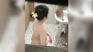 Siêu phẩm quay lén em gái múp bướm rậm lông tắm rửa 2