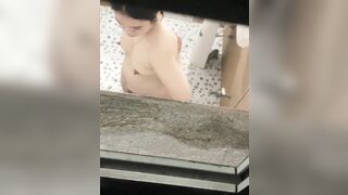 Siêu phẩm quay lén em gái múp bướm rậm lông tắm rửa 2