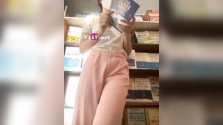 Em nữ sinh chơi bạo mang cả sextoy đi quanh thư viện trường thủ dâm