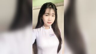 AI lột đồ học sinh