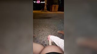 Đêm hôm chơi lướn đưa em ra trước cửa chơi public