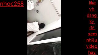 Em gái đi vệ sinh trong quán nước quên khóa cửa bị anh trai lạ vào địt cho toét lồn