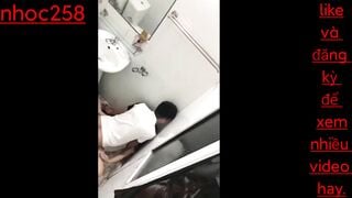 Em gái đi vệ sinh trong quán nước quên khóa cửa bị anh trai lạ vào địt cho toét lồn