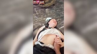 Mặt thỏa mãn em rên la vừa đau vừa sướng với cây hàng to như cổ tay của anh