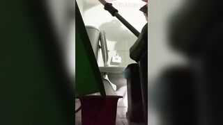 quay lén em gái đi vệ sinh