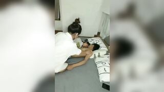 Chi gái lén vào phòng nghịch chim em rể đang ngủ say dâm đãng kích thích