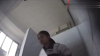 Quay lén các em học sinh cấp3 đi đái toàn lồn non gái mới lớn