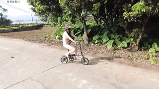 Em gái nứng lồn thích khoe lồn public đạp xe đi dạo quanh làng