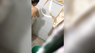 Rình mãi mới quay lén được mẹ thằng bạn thân tắm