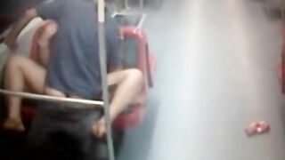 Quay lén đôi trẻ đụ trên tàu điện ngầm