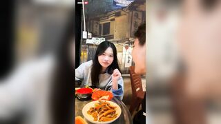 Đưa con bồ đi ăn đi hát chán rồi đứa vào nhà nghỉ địt