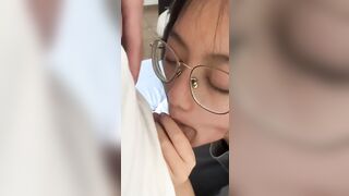 Bé em họ kính cận xinh đẹp ngây thơ bị a trai dụ dỗ bú cặc