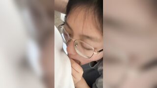 Bé em họ kính cận xinh đẹp ngây thơ bị a trai dụ dỗ bú cặc
