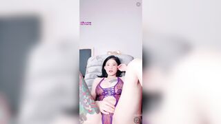 1 sự mới mẻ từ Bảo Trân với chiếc váy sex tím rịm có làm anh em nứng
