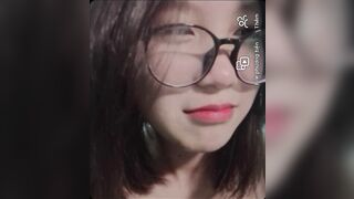 bé HS kính cận dâm đãng lồn non tơ show hàng thủ dâm cực nứng
