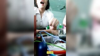 Địt em gái mới lớn khi đang trang điểm sướng vl ra