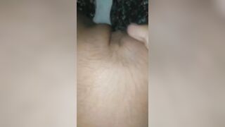 Em gái mới lớn ở nhà nứng lồn trốn vào nhà tắm thủ dâm với bàn chải sướng chảy nước