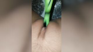 Em gái mới lớn ở nhà nứng lồn trốn vào nhà tắm thủ dâm với bàn chải sướng chảy nước