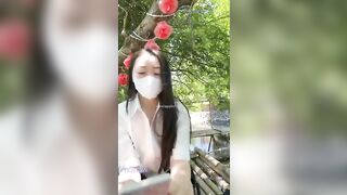 Em gái nứng lồn thủ dâm khoe hàng ở quán nước gạ trai kiếm tiền