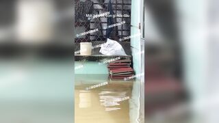 BÊN NGOÀI LŨ LỤC ,BÊN TRONG LÚT CÁN