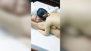 CHáu ngồi dí lồn vào mồm ông, ông bú liếm đi