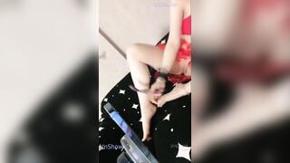 Em gái mặc đồ đỏ sexy thủ dâm chảy nước lồn siêu ngon