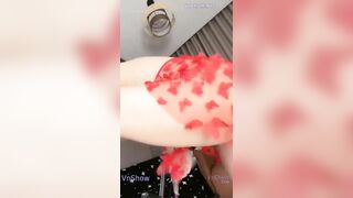 Gái dâm khoe hàng thủ dâm móc lồn chảy nước dâm đãng