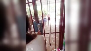 Làm tình với em ở giữa nhà còn mở cửa cho hàng xóm xem 2