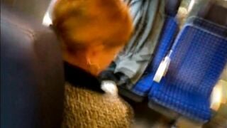 Vẩy tinh vào mặt người lạ bị dí chửi
