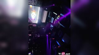Cuối tuần đi karaoke khỏa thân ăn nhậu cùng anh em