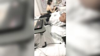 Thấy nhỏ bạn thân đang nằm bấm điện thoại liền dụ dỗ gạ chịch tung lồn em nó