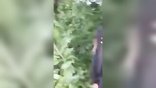 Gái xinh làm thử thách bú cặc người lạ ở trong rừng dâm đãng