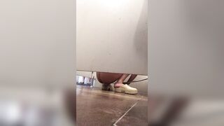 Quay lén em gái đi đái , có bồn cầu nhm đái xuốg sàn