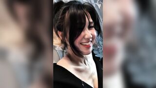 Gái xinh cởi áo, vú đẹp