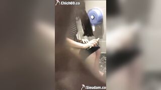 Quay lén gái xinh đi đái toàn lồn non ngon nhiều nước