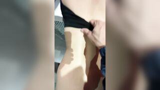 Đang đi ăn mà nứng quá, lén lút dẫn người yêu vào nhà vệ sinh để địt Full in mô tả