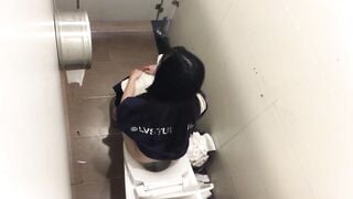 Quay lén em học sinh đái