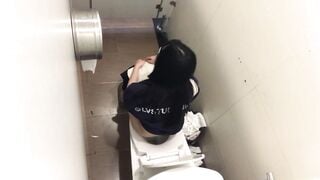 Quay lén em học sinh đái