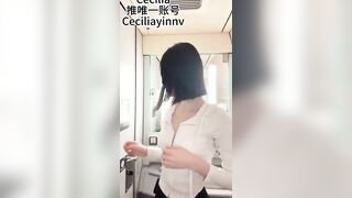 Gái xinh khoe hàng cho bạn thân xem vú to lồn ngon