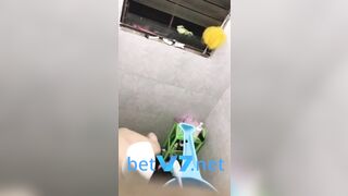 Quay lén em gái dáng ngon tắm