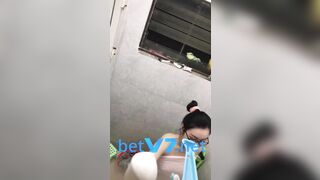 Quay lén em gái dáng ngon tắm