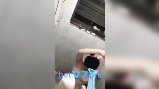 Quay lén em gái dáng ngon tắm