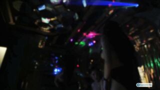 Thác loạn trong quán Karaoke mấy em nhân viên thay nhau nhảy nude cởi hết đồ