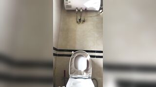 Em loli tự đái rồi uống luôn quá ghê