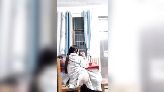 Cháu Gái Lén Móc Lồn Thủ Dâm Khi Ngồi Cạnh Bà Ngoại Đang Xem Ti Vi
