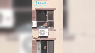 Gái xinh cưỡi cặc dâm đãng mà không đóng cửa sổ con bị quay lén